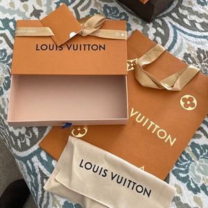 Box, bag and dust bag for wallet